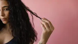 Chica jugando con un mechón de pelo