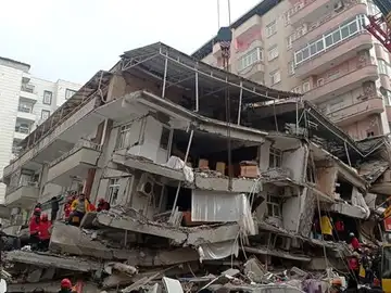 Edificio destruido por el terremoto en Turquía