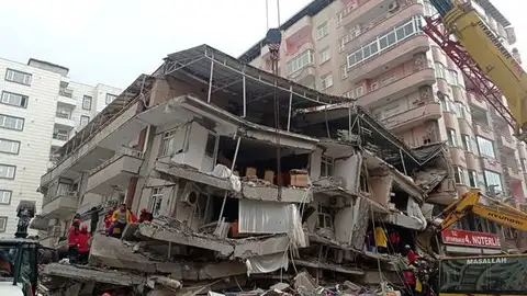 Edificio destruido por el terremoto en Turquía Edificio destruido por el terremoto en Turquía