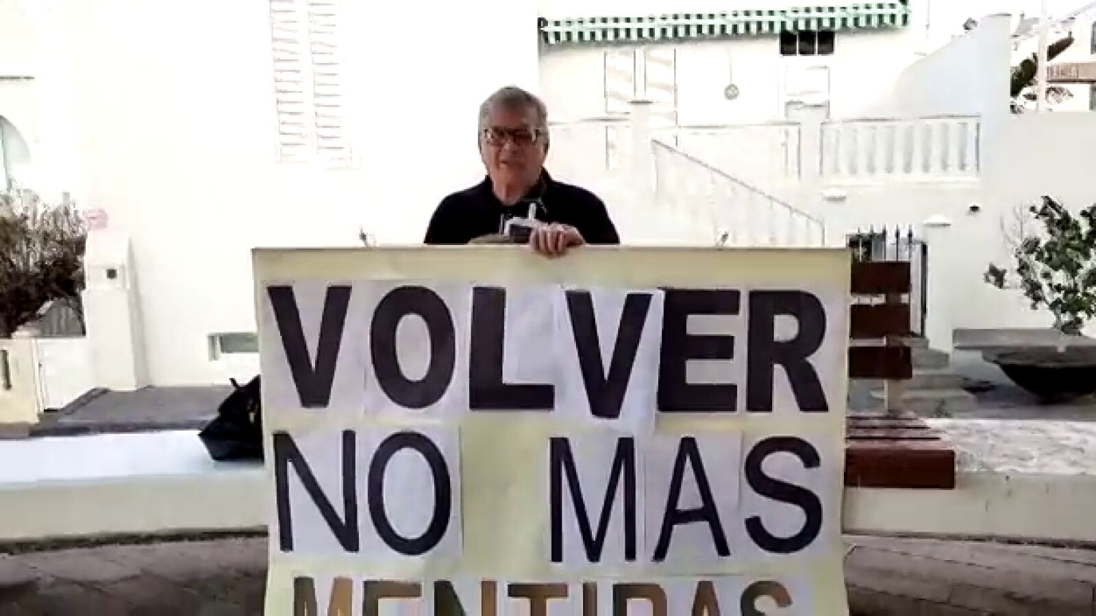 Cuatro horas encadenado para pedir que les dejen volver a sus casas, en zona de exclusión por culpa de los gases del volcán