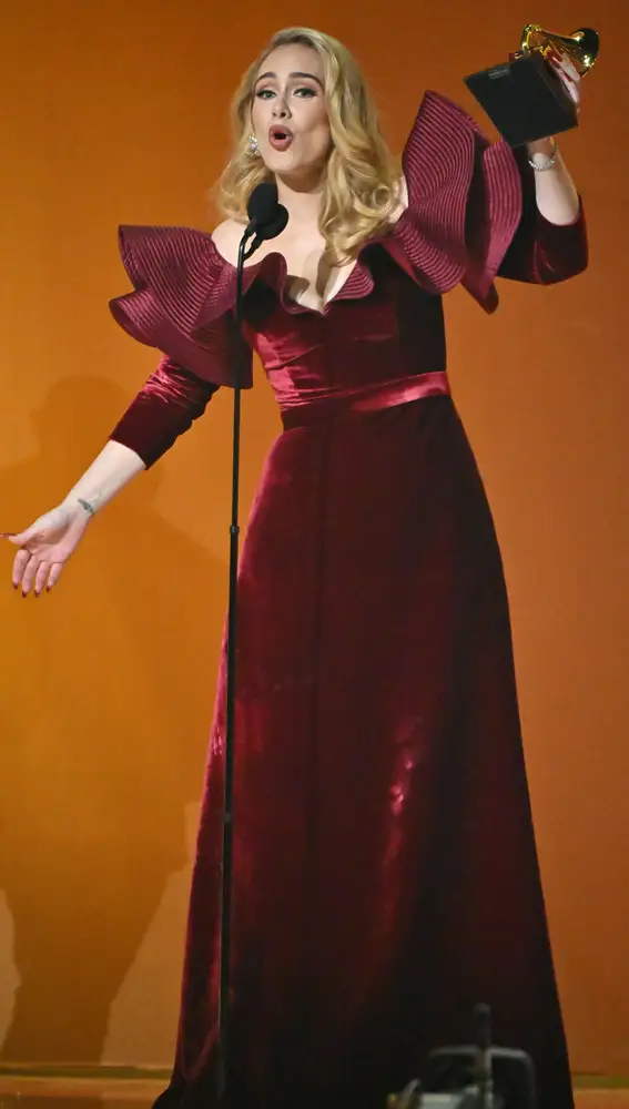 Adele, con un ajustado diseño de terciopelo burdeos