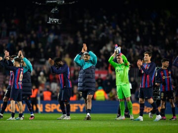 Los jugadores del Barcelona celebran la victoria ante el Sevilla en el Camp Nou