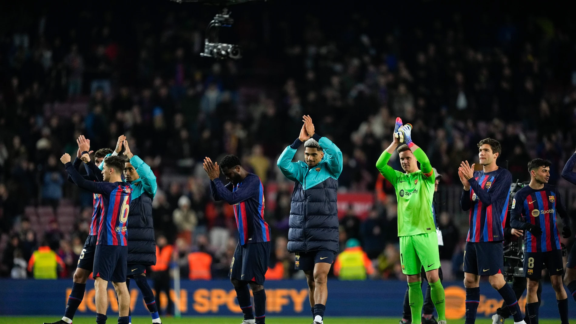Los jugadores del Barcelona celebran la victoria ante el Sevilla en el Camp Nou