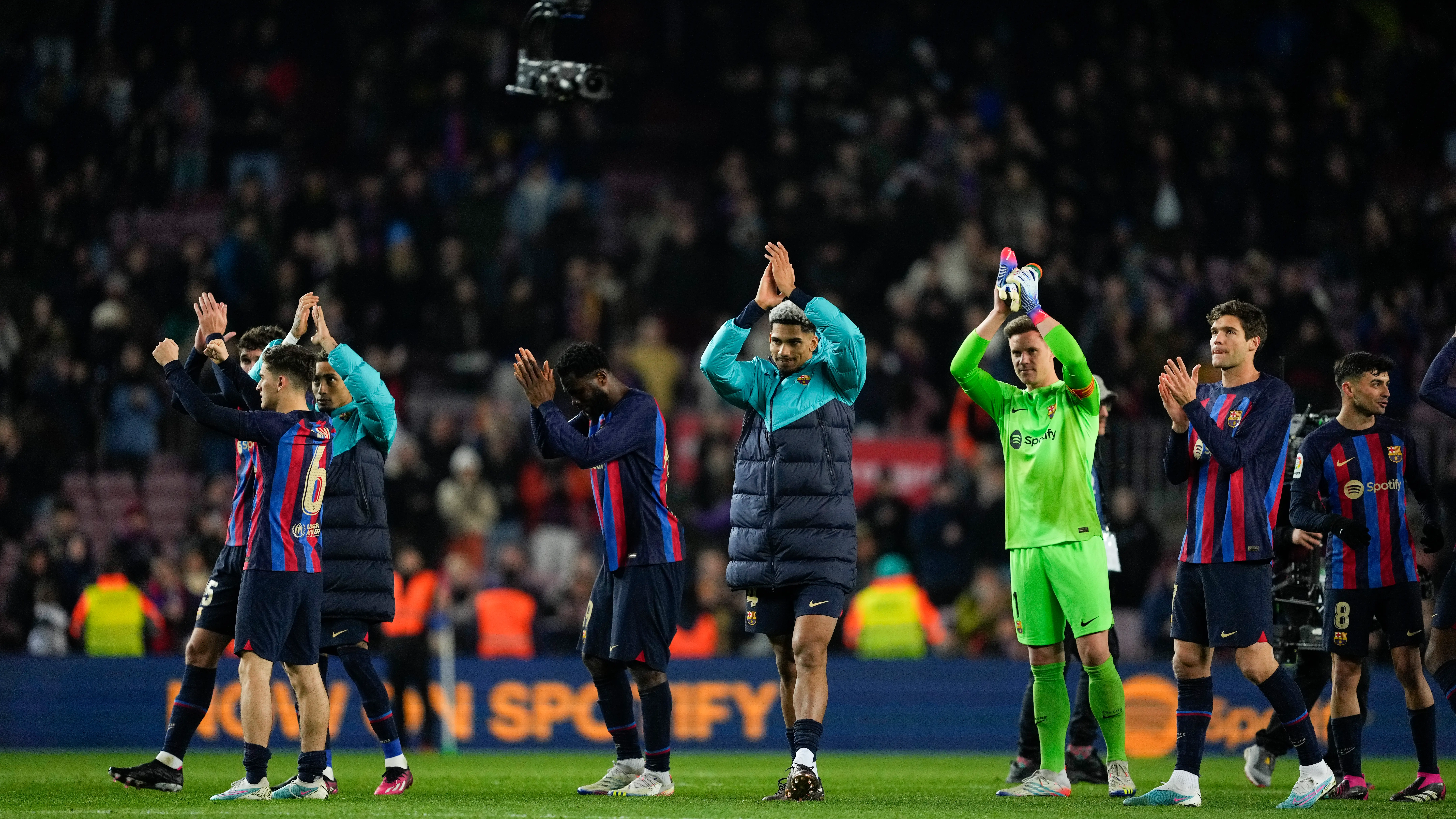 Los jugadores del Barcelona celebran la victoria ante el Sevilla en el Camp Nou