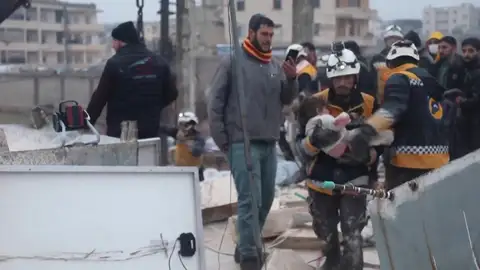 Un bombero rescate con vida a una niña tras el potente terremoto Un bombero rescate con vida a una niña tras el potente terremoto