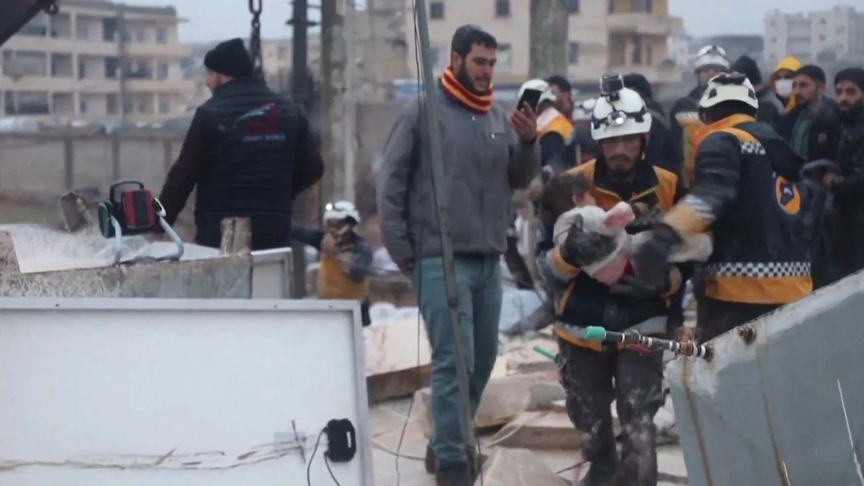 Un bombero rescate con vida a una niña tras el potente terremoto Un bombero rescate con vida a una niña tras el potente terremoto