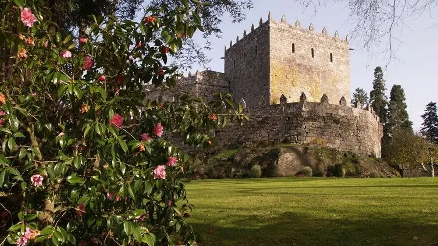 Jardín de camelias del Castillo de Soutomaior Jardín de camelias del Castillo de Soutomaior