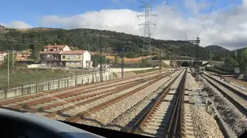 Imagen de archivo de un tren entrando en un túnel Imagen de archivo de un tren entrando en un túnel