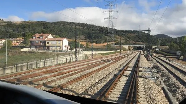 Imagen de archivo de un tren entrando en un túnel Imagen de archivo de un tren entrando en un túnel