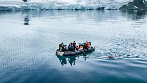 La 'sirena de hielo', nadando en la Antártida La 'sirena de hielo', nadando en la Antártida