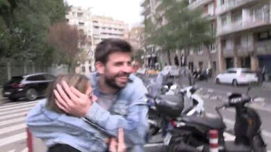 El 'vacile' de Gerard Piqué y Clara Chía al reportero que le pregunta por el cumpleaños de la joven