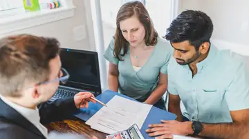 Imagen de archivo de gente haciendo cuentas Imagen de archivo de gente haciendo cuentas