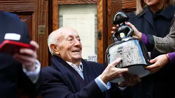 Homenaje a Lucio por sus casi 80 años al frente de su restaurante Homenaje a Lucio por sus casi 80 años al frente de su restaurante