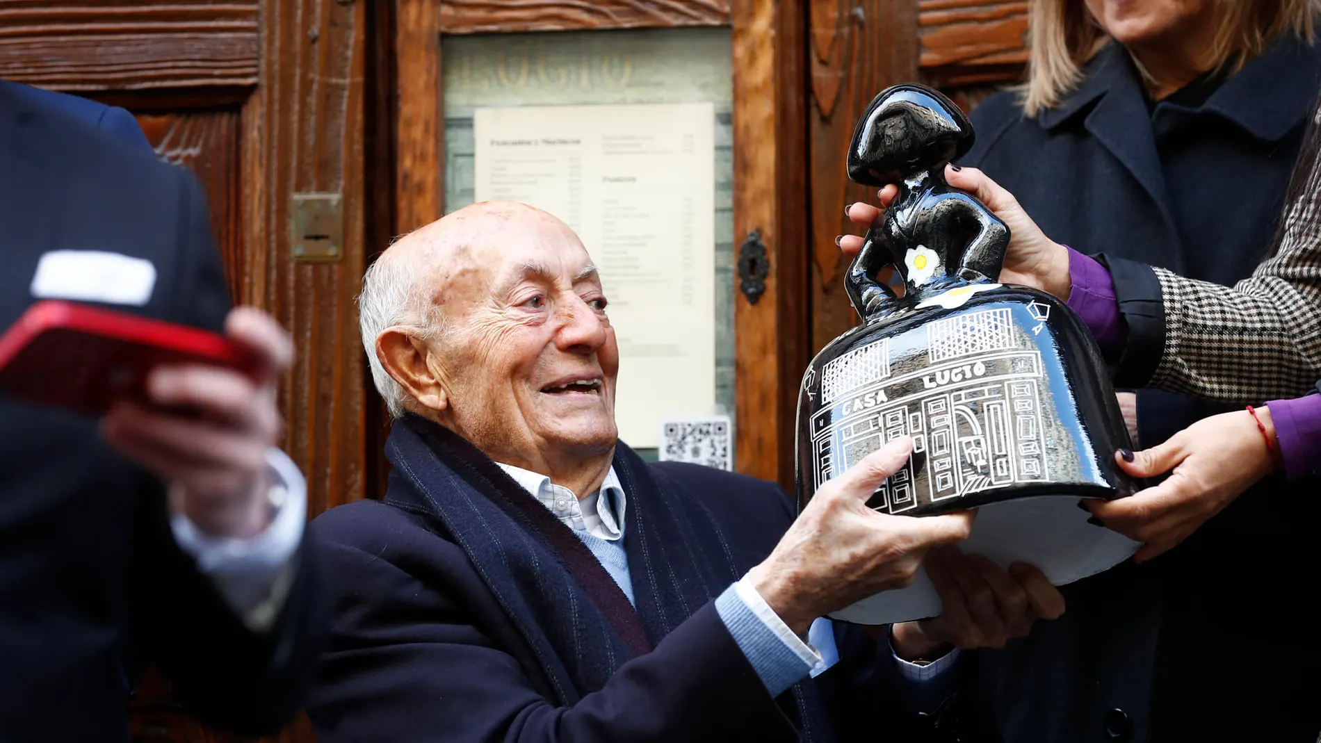 Homenaje a Lucio por sus casi 80 años al frente de su restaurante