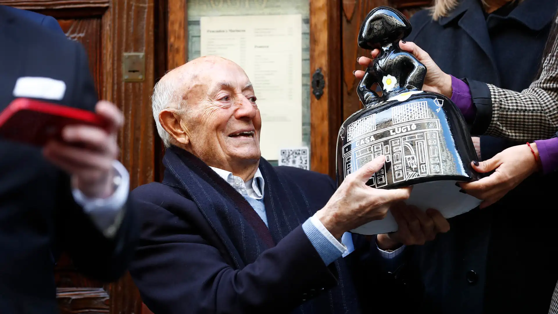 Homenaje a Lucio por sus casi 80 a&ntilde;os al frente de su restaurante