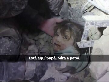 La pequeña Noor, rescatada por su padre tras el terremoto de Turquía