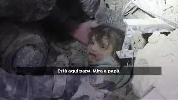 La pequeña Noor, rescatada por su padre tras el terremoto de Turquía La pequeña Noor, rescatada por su padre tras el terremoto de Turquía