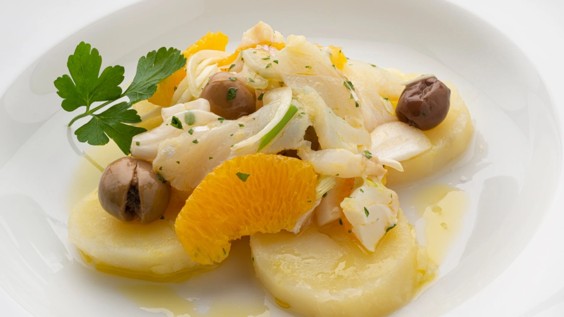 Arguiñano: receta de la famosa ensalada malagueña de patata, bacalao y naranja