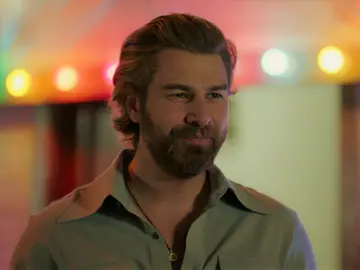 Fikret y Zeynep tienen una romántica cita en el cine… ¡Están muy cómodos juntos! Fikret y Zeynep tienen una romántica cita en el cine… ¡Están muy cómodos juntos!