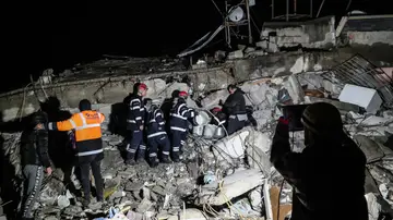 Los equipos de rescate buscan supervivientes Los equipos de rescate buscan supervivientes