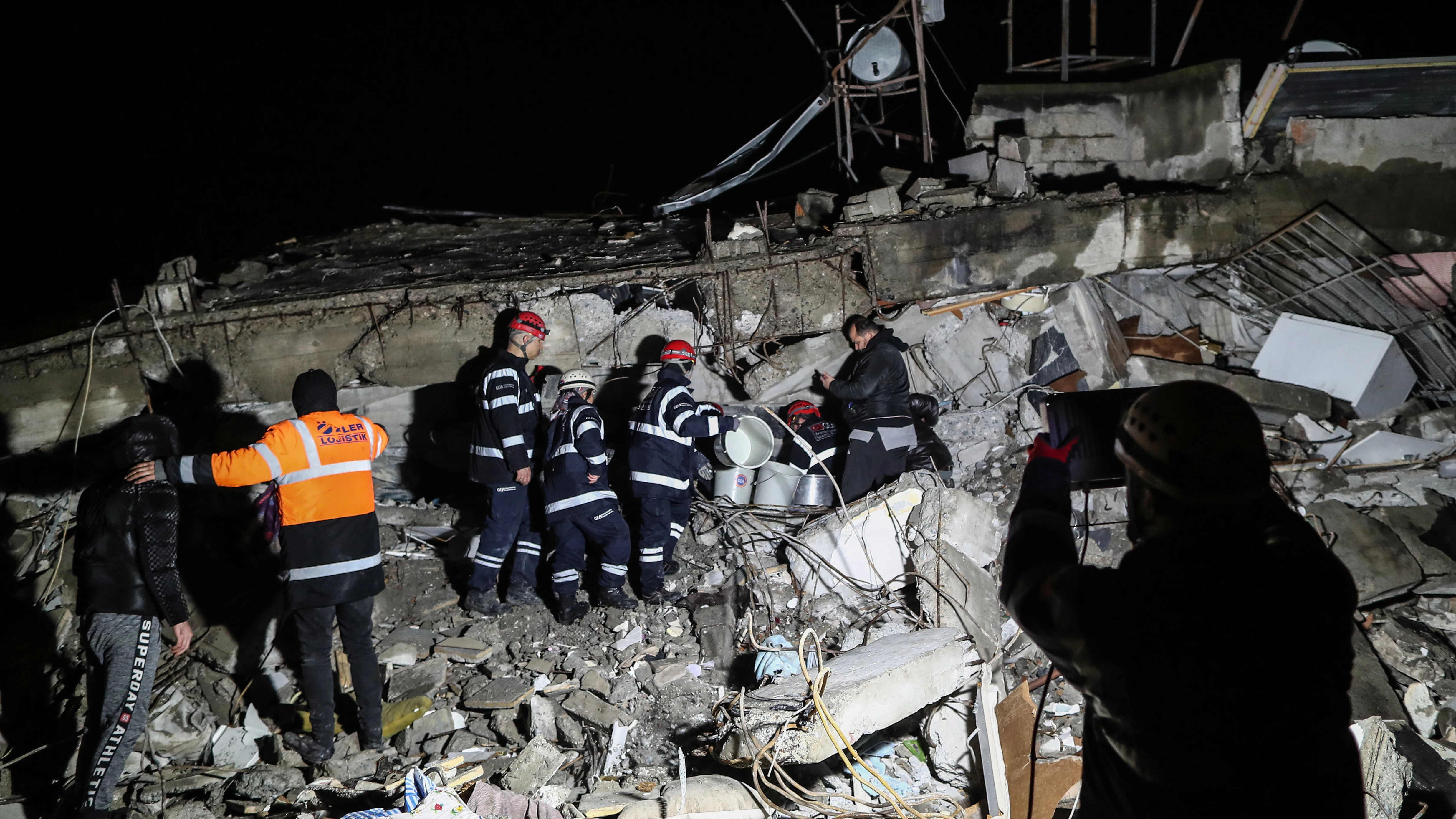 Los equipos de rescate buscan supervivientes