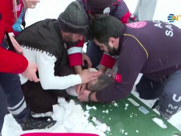 Equipos de rescate sacan de los escombros a los niños por el terremoto en Turquía y Siria
