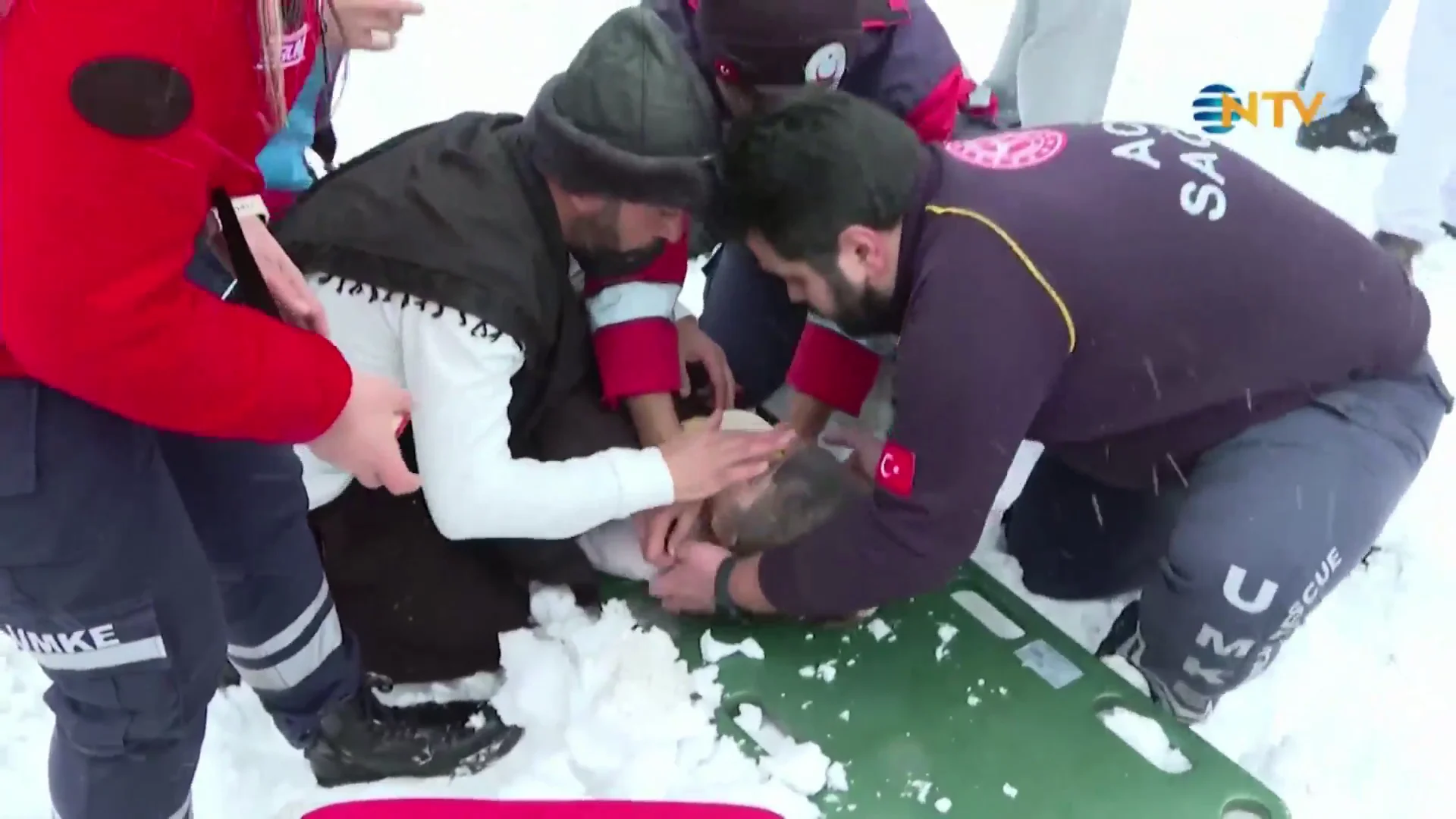 Equipos de rescate sacan de los escombros a los niños por el terremoto en Turquía y Siria Antena 3 Noticias