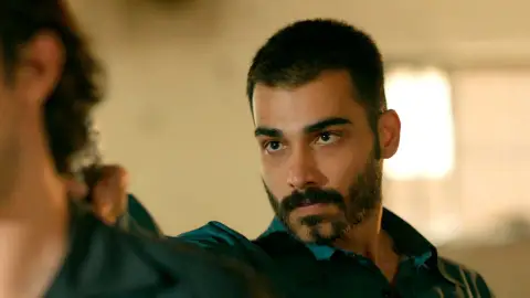 Hamran le tiende una trampa a Hakan… ¡Pero Abdülkadir consigue salvarle la vida! Hamran le tiende una trampa a Hakan… ¡Pero Abdülkadir consigue salvarle la vida!