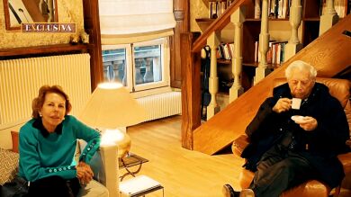 Vemos a Mario Vargas Llosa y Patricia Llosa disfrutando juntos de París, el lugar donde se fraguó su amor