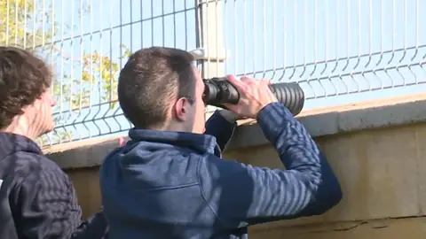 Aficionados tratan de ver a Fernando Alonso en Jerez Aficionados tratan de ver a Fernando Alonso en Jerez