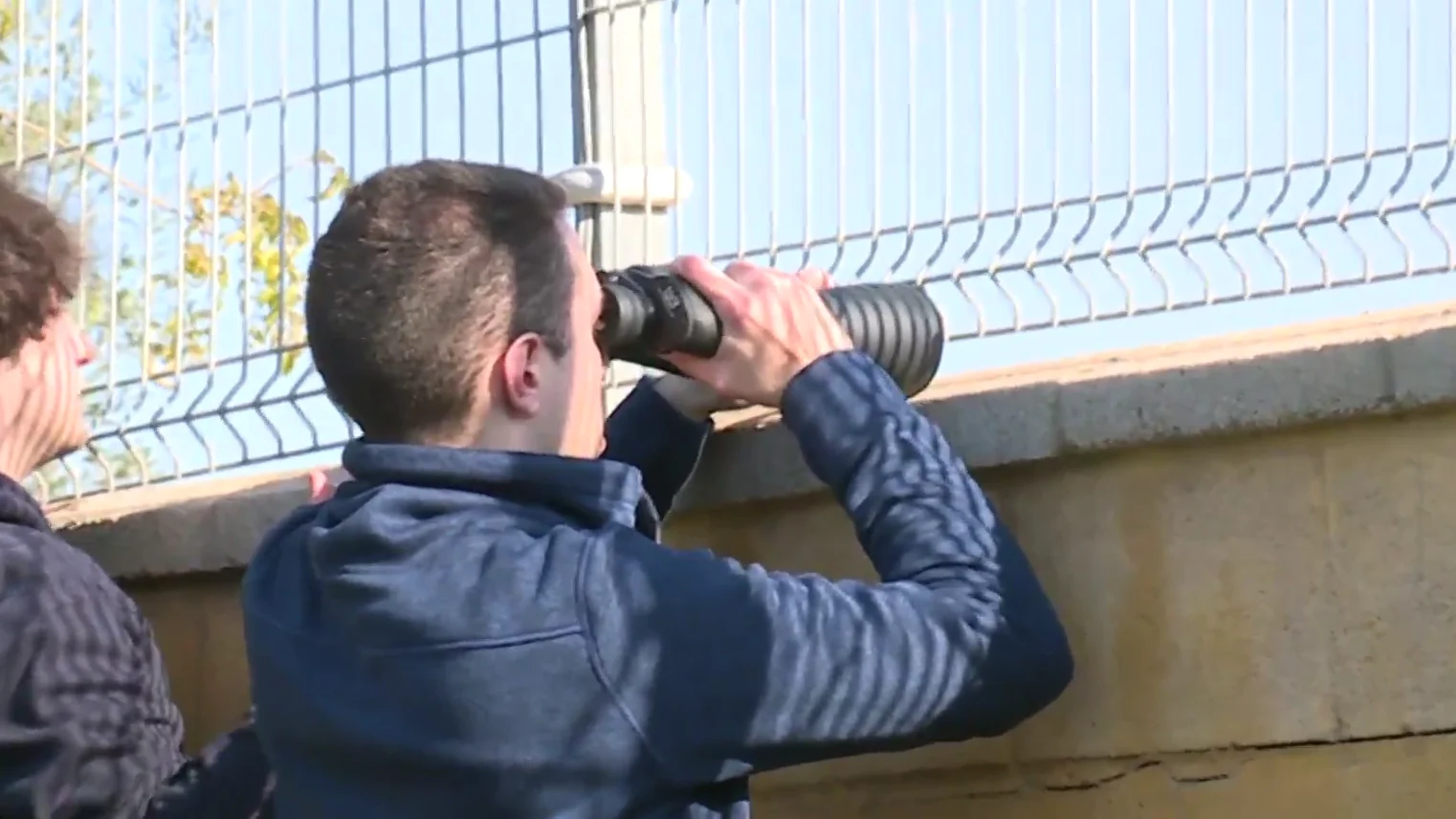 Aficionados tratan de ver a Fernando Alonso en Jerez Aficionados tratan de ver a Fernando Alonso en Jerez
