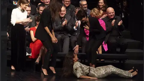 La caída de la actriz Elena Anaya. La caída de la actriz Elena Anaya.