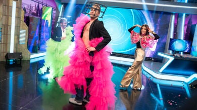 Eduardo Navarrete y Pablo Motos desfilan con las últimas tendencias de moda traídas por Pilar Rubio