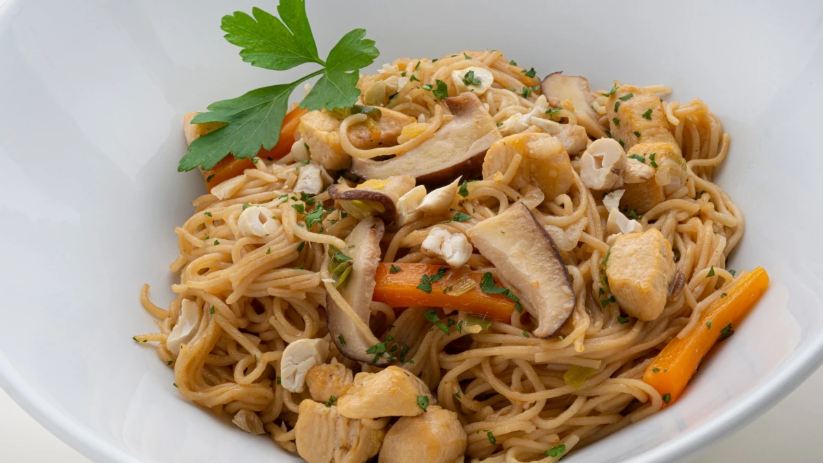 Fideos yakisoba, de Argui&ntilde;ano: una receta muy completa de origen asi&aacute;tico