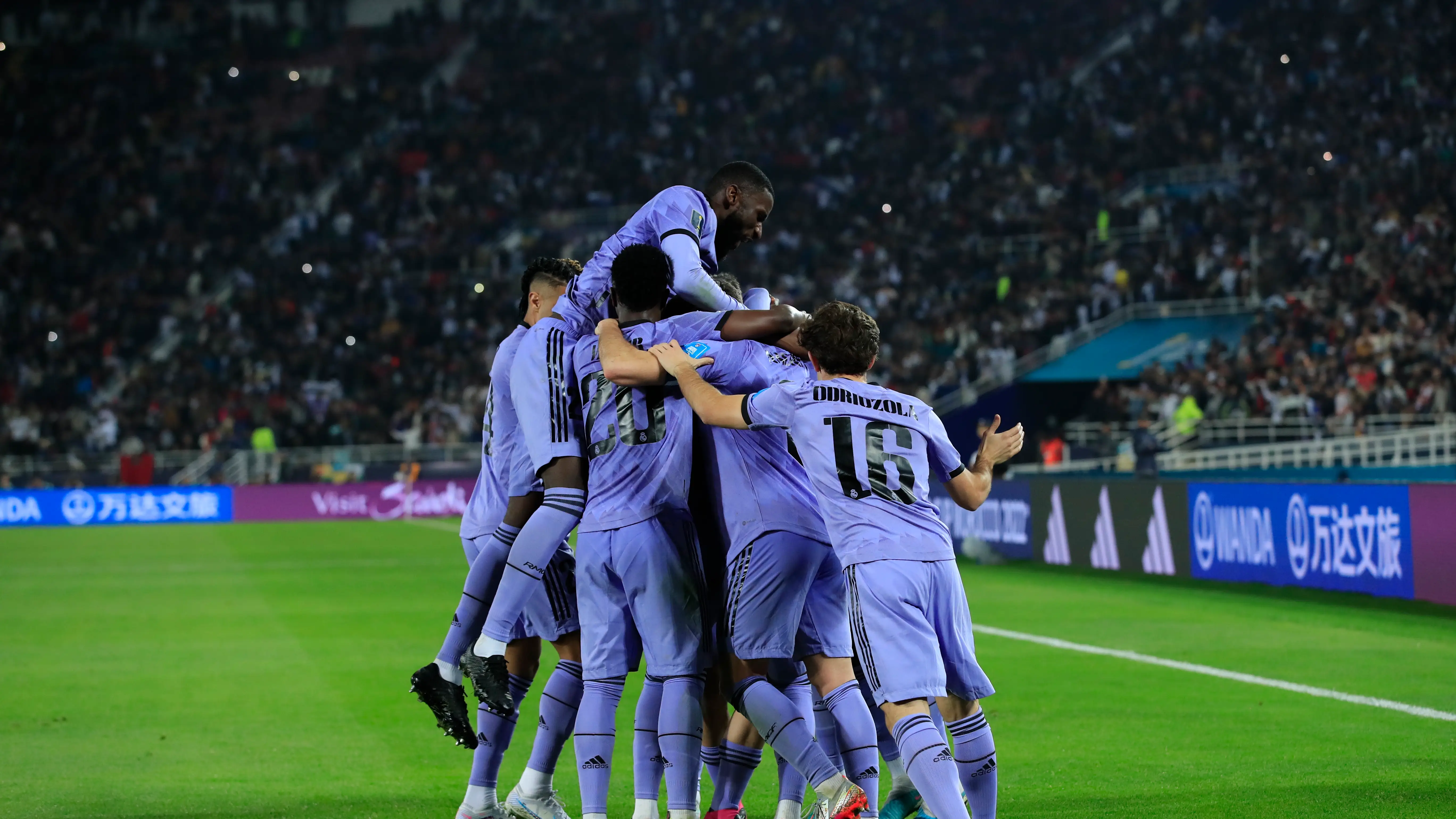 Los jugadores del Real Madrid celebran uno de los goles ante el Al-Ahly Los jugadores del Real Madrid celebran uno de los goles ante el Al-Ahly