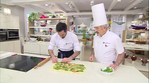 Extiende encima las lonchas de jamón y las espinacas Extiende encima las lonchas de jamón y las espinacas