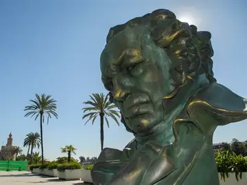 Réplica gigante de una estatuilla de los Premios Goya Réplica gigante de una estatuilla de los Premios Goya