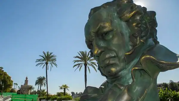 R&eacute;plica gigante de una estatuilla de los Premios Goya