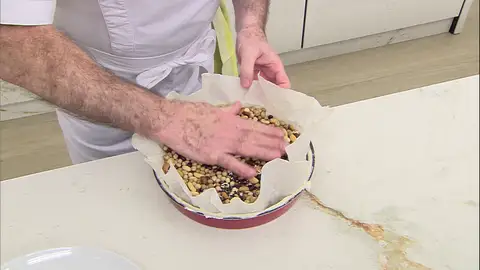 Llena la tartaleta con legumbres secas Llena la tartaleta con legumbres secas