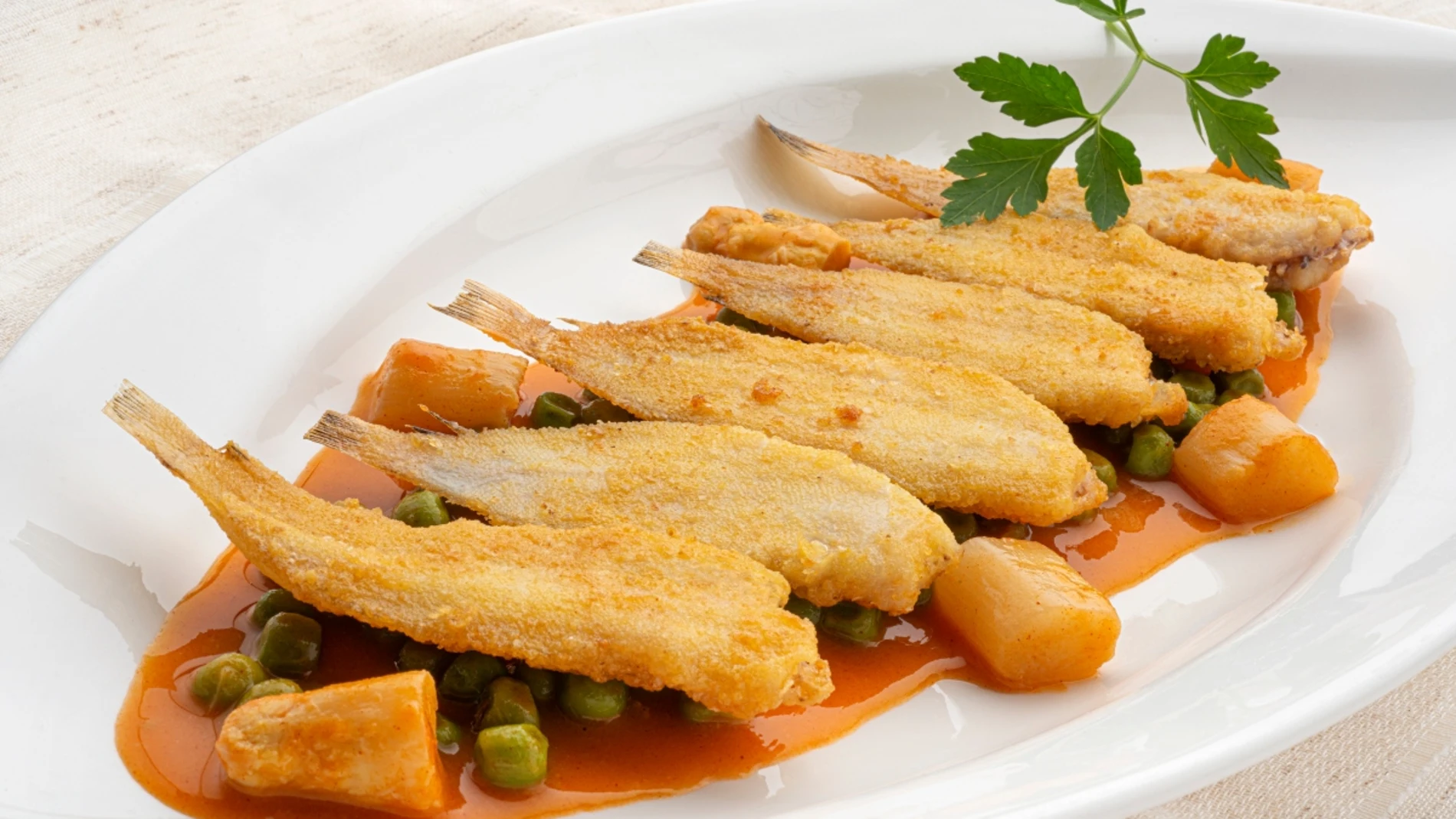 Receta de Arguiñano perfecta para niños: soldaditos con salsa de guisantes y espárragos