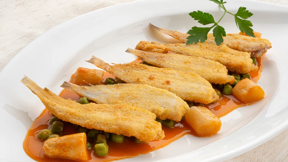 Receta de Argui&ntilde;ano perfecta para ni&ntilde;os: soldaditos con salsa de guisantes y esp&aacute;rragos