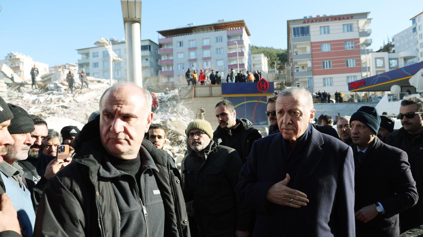 Duras críticas a Erdogan por su gestión ante el terremoto y la lentitud de los equipos de rescate