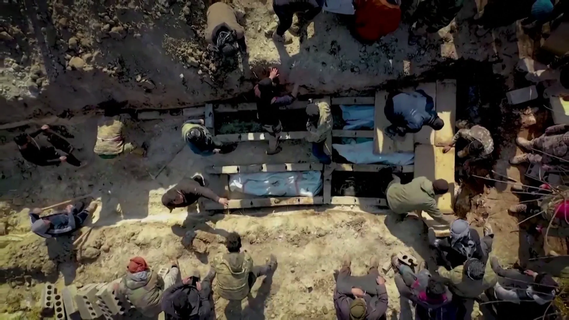 Cadáveres amontonados en fosas comunes en Siria