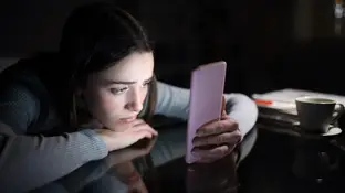 Imagen de una joven preocupada mirando el móvil Imagen de una joven preocupada mirando el móvil