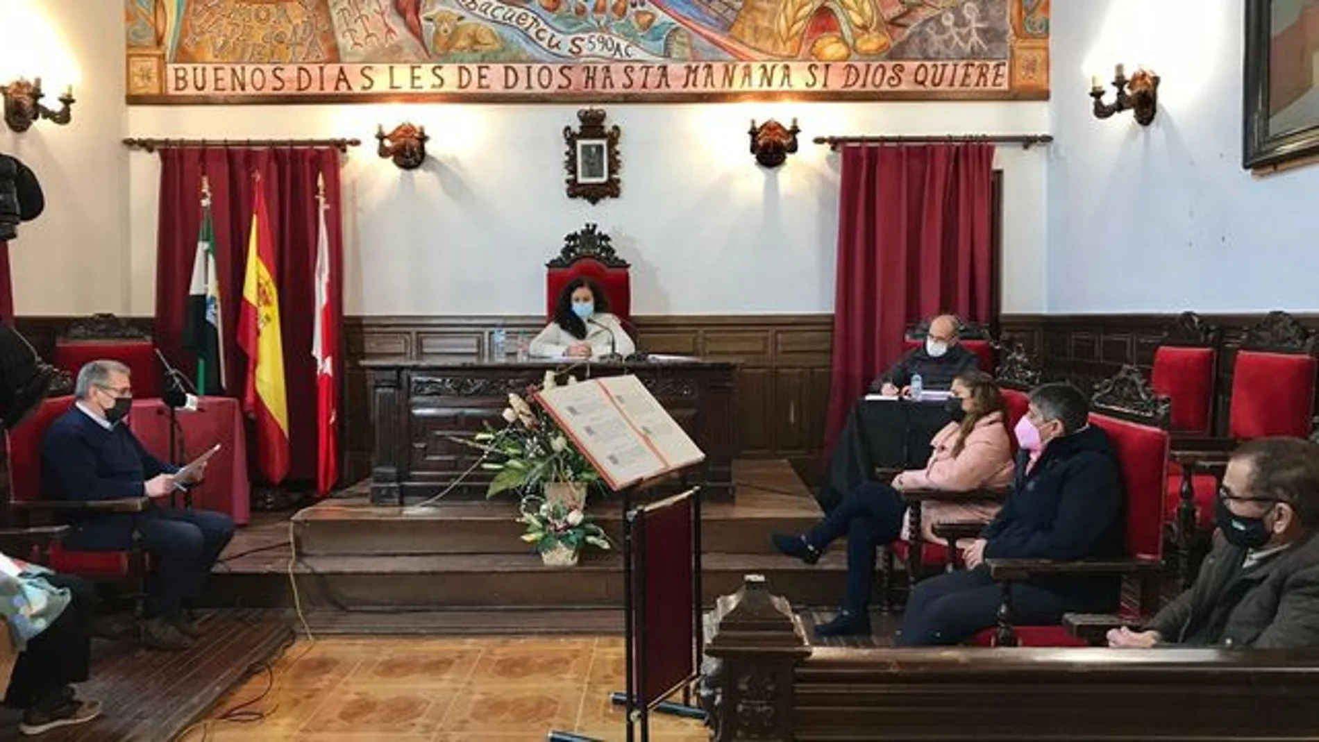 Un pleno en el ayuntamiento de Alburquerque, Badajoz