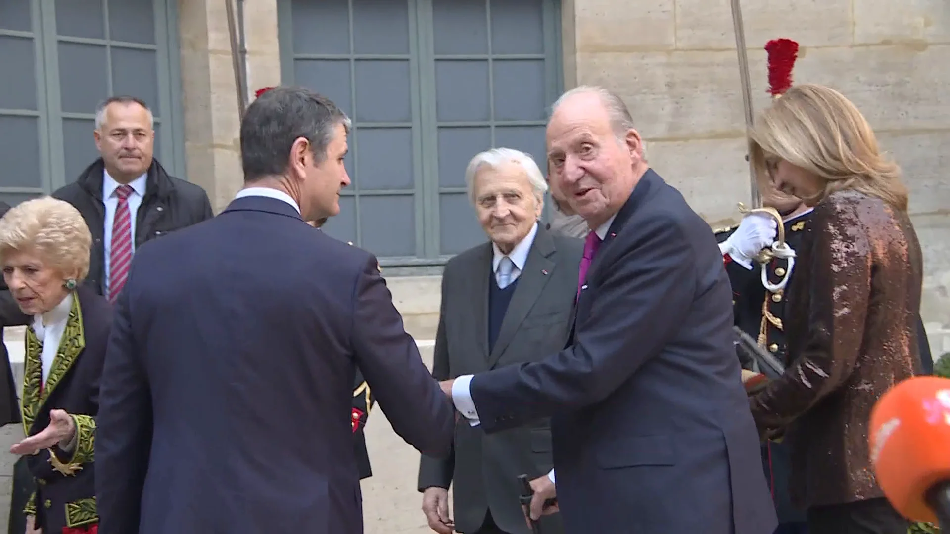 Juan Carlos I afirma que "seguramente" vendrá pronto a España tras el ingreso de Vargas Llosa en la Academia Francesa Juan Carlos I afirma que "seguramente" vendrá pronto a España tras el ingreso de Vargas Llosa en la Academia Francesa
