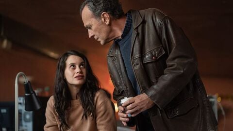 Milena Smit y José Coronado en 'La chica de nieve'