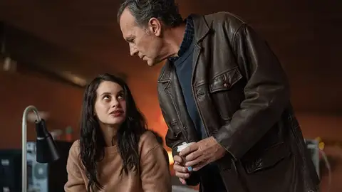 Milena Smit y José Coronado en 'La chica de nieve' Milena Smit y José Coronado en 'La chica de nieve'