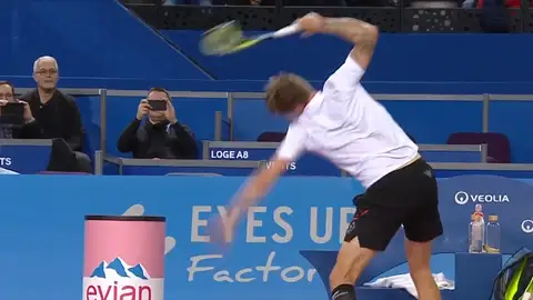 Bublik destrozando su raqueta Bublik destrozando su raqueta