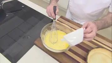 Mezcla bien y vierte la mezcla a la tartaleta